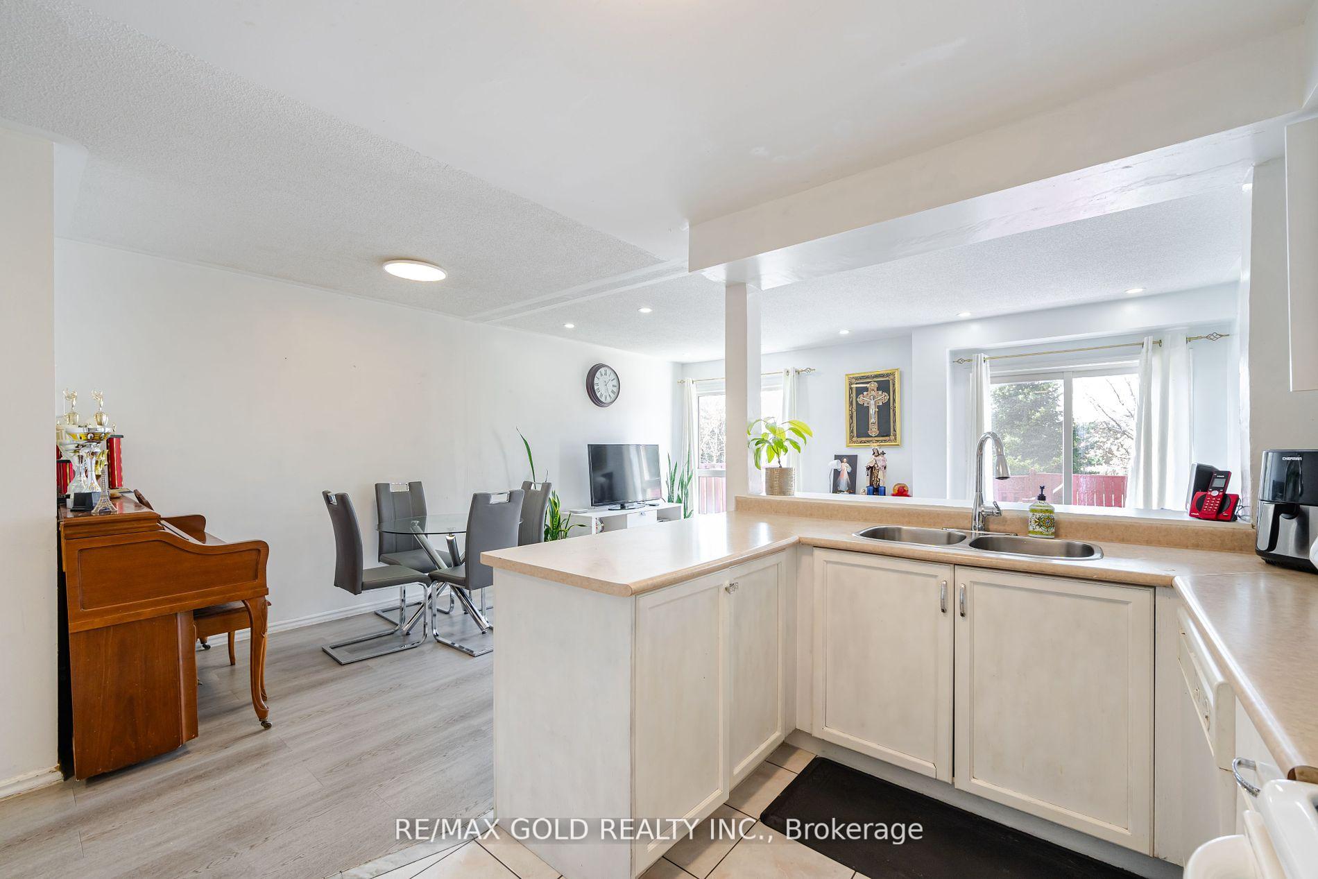 5 Bedrooms Condo at 24 Norman Wesley,  Toronto For sale