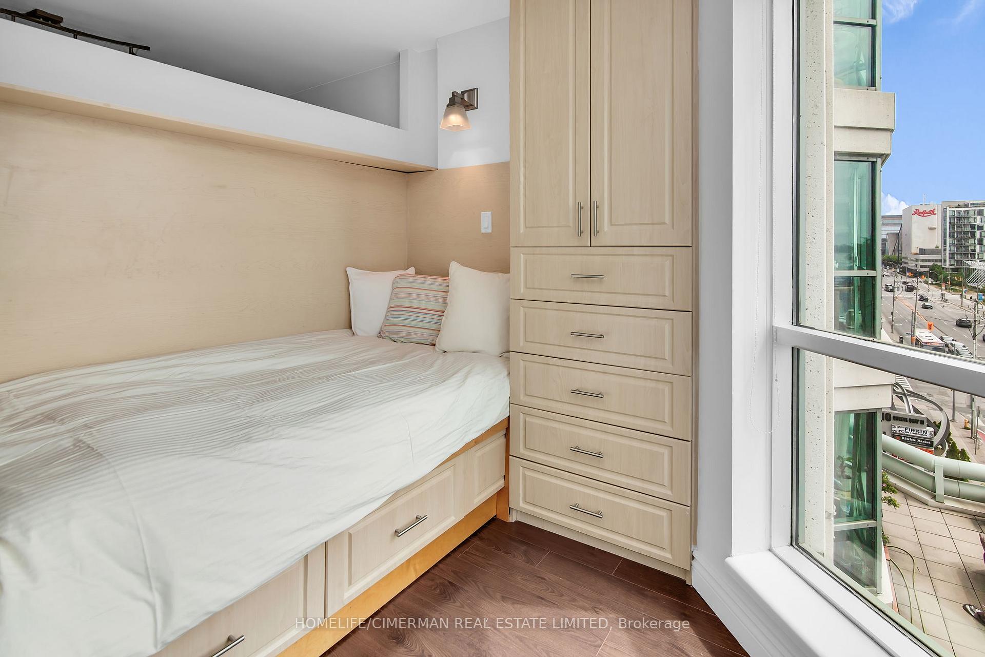 3 Bedrooms Condo at 10 Queens Quay, Toronto For sale