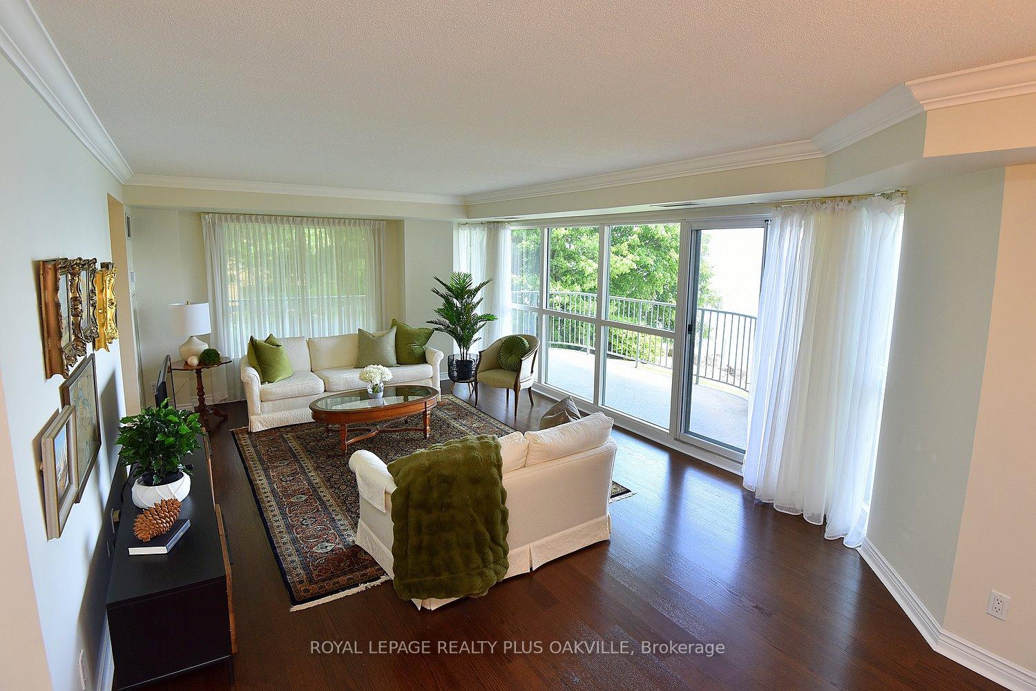 2 Bedrooms Condo at 2190 Lakeshore, Burlington For sale