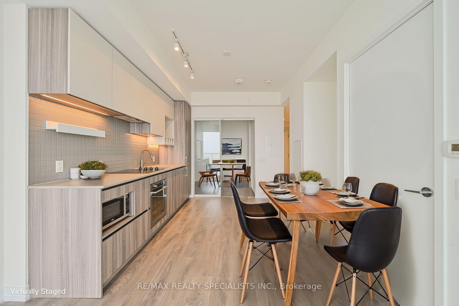2 Bedrooms Condo at 5 BUTTERMILL, Vaughan For sale