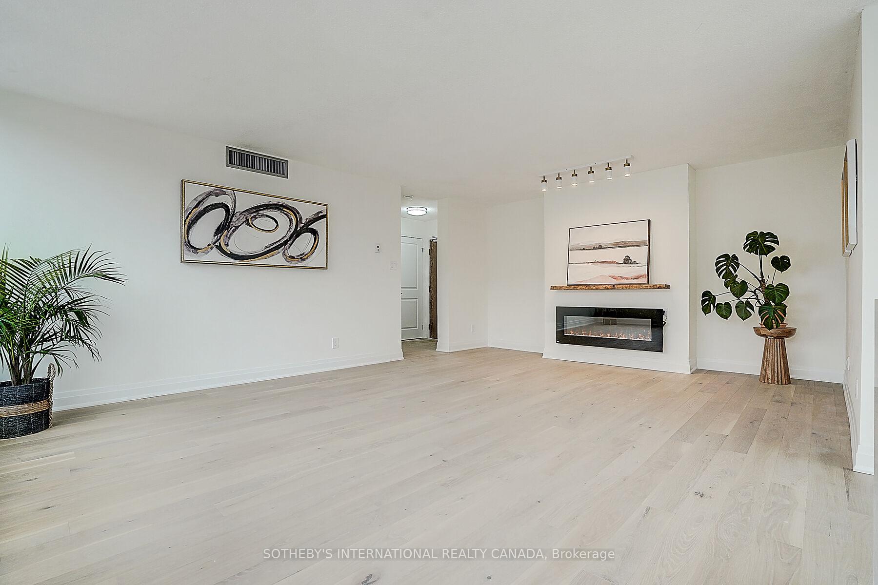 2 Bedrooms Condo at 1240 Marlborough, Oakville For sale