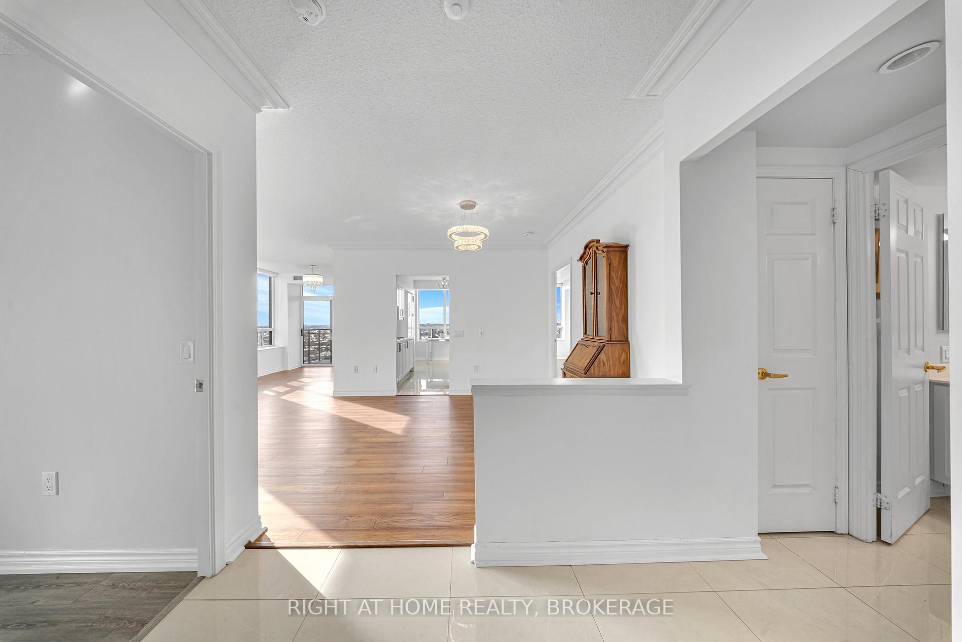 2 Bedrooms Condo at 55 STRATHAVEN, Mississauga For sale