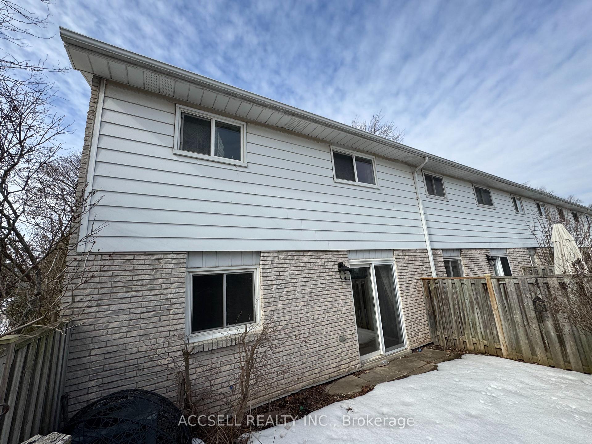 3 Bedrooms Condo at 5475 lakeshore, Burlington For sale