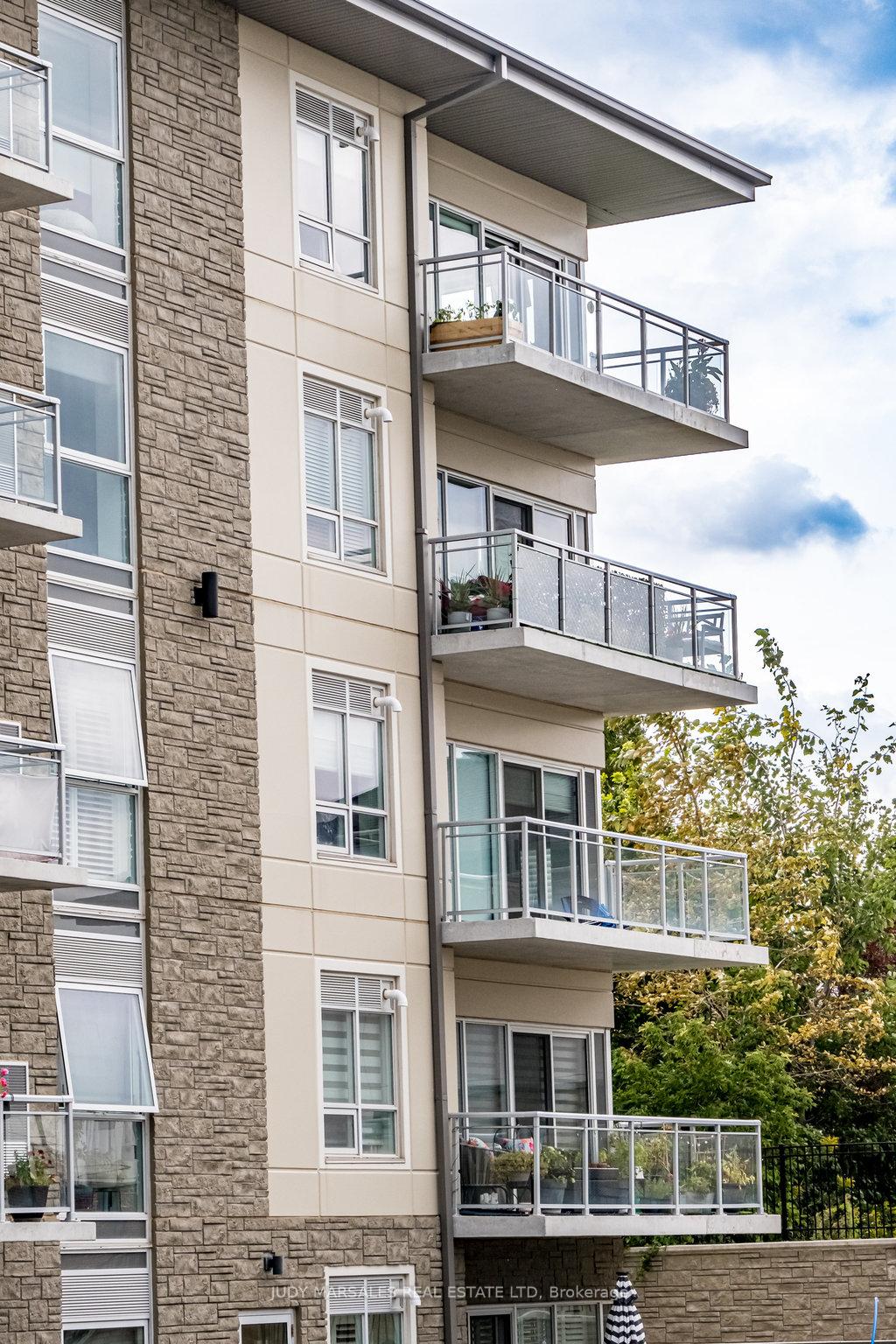 2 Bedrooms Condo at 16 Markle,  Hamilton For sale