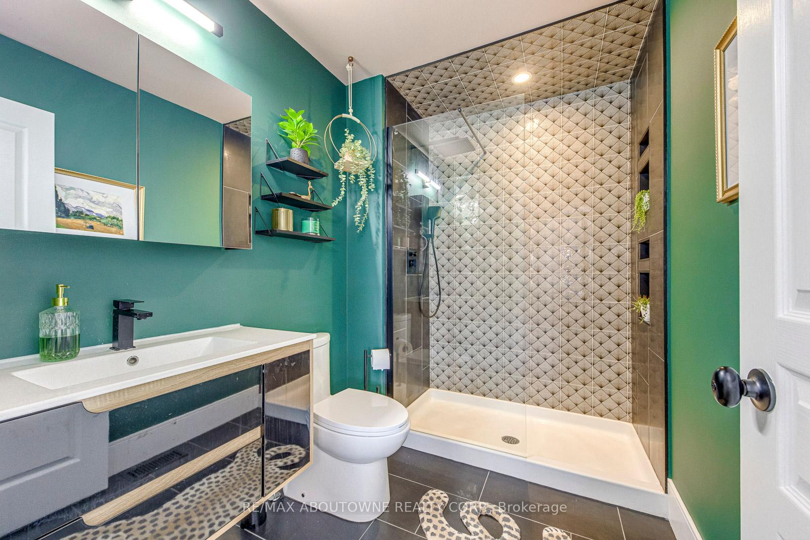 2 Bedrooms Condo at 1401 Plains, Burlington For sale