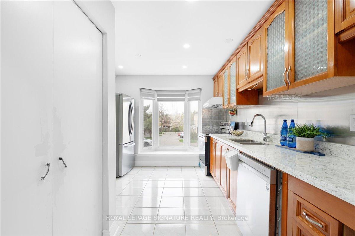 3 Bedrooms Condo at 2 Liszt,  Toronto For sale