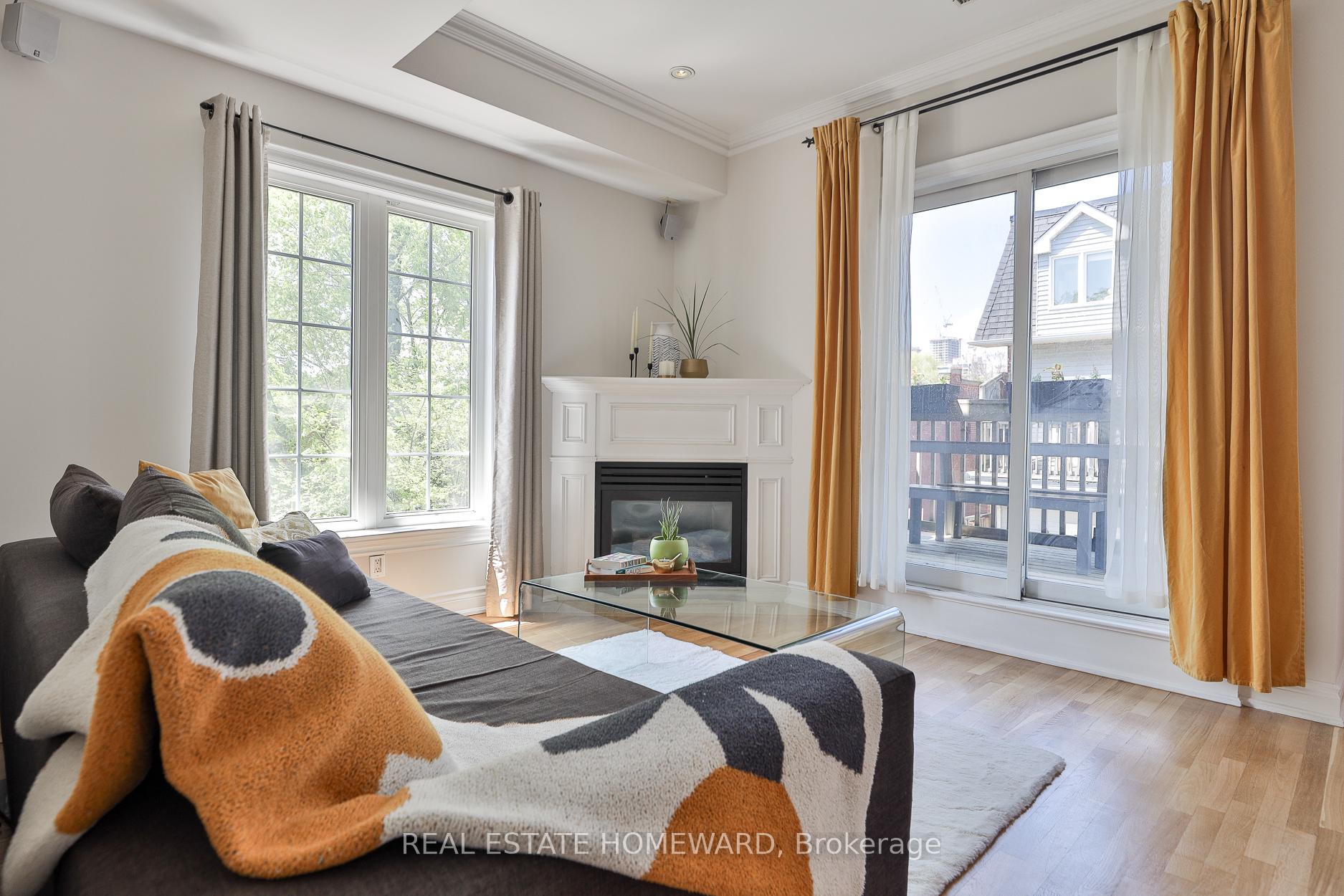 3 Bedrooms Condo at 36 Rusholme Park, Toronto For sale