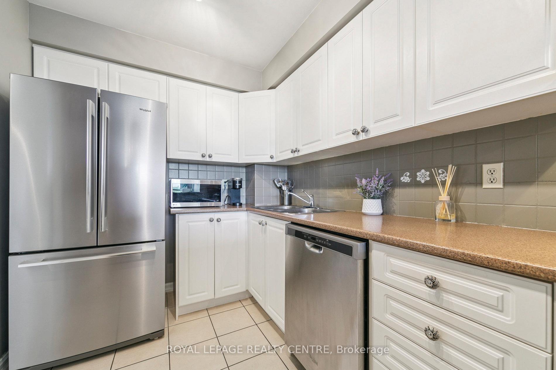 3 Bedrooms Condo at 1110 Walden, Mississauga For sale