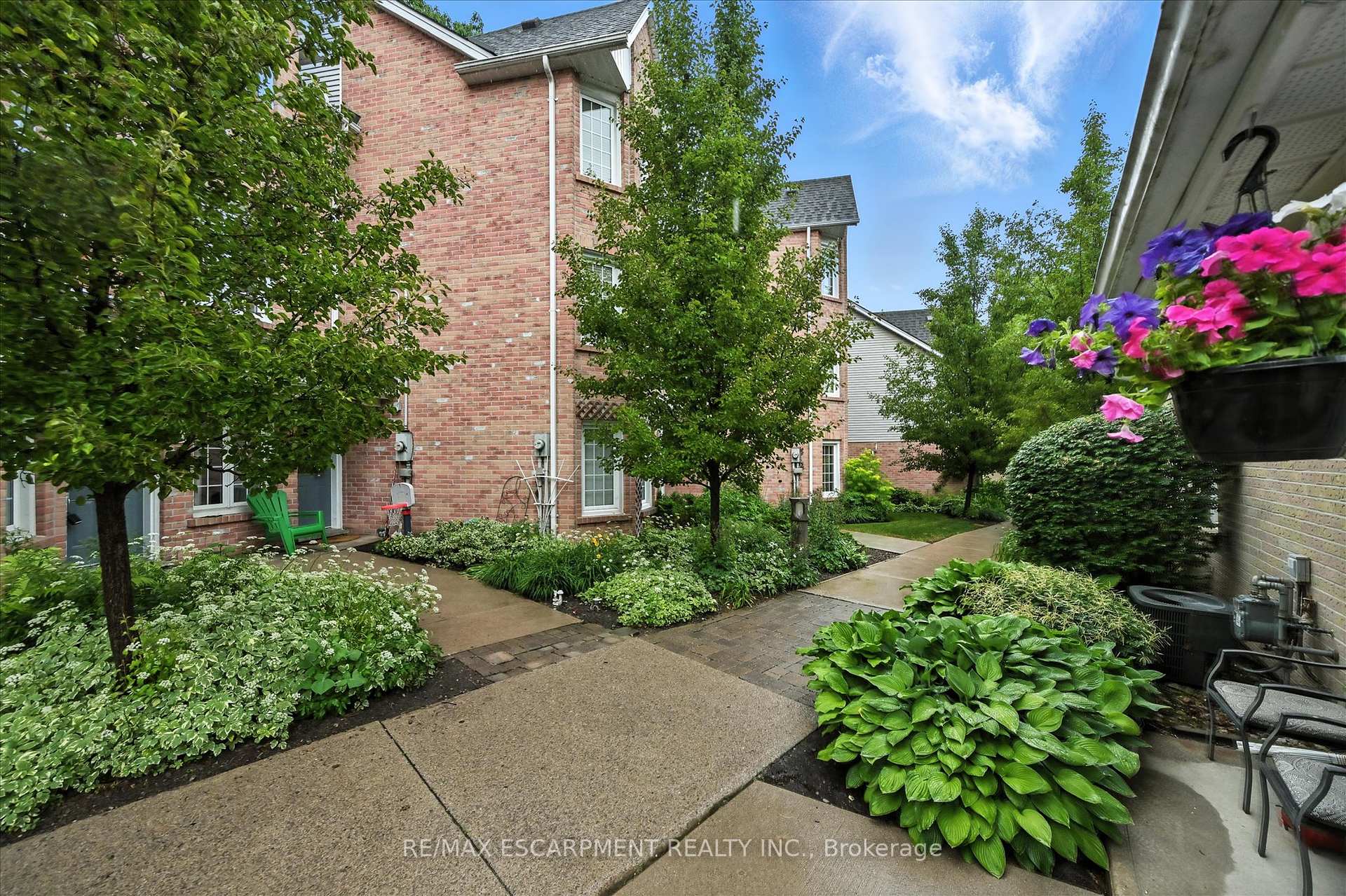 3 Bedrooms Condo at 2110 CLEAVER, Burlington For sale
