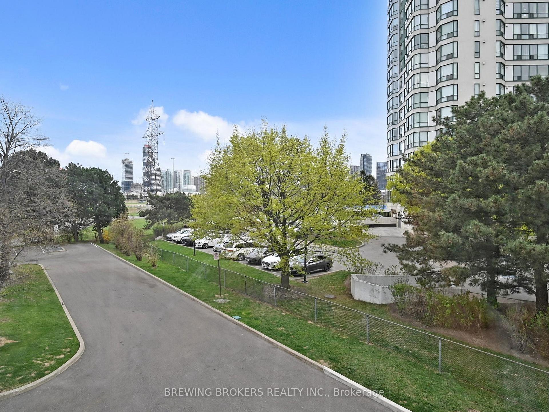 3 Bedrooms Condo at 4450 Tucana, Mississauga For sale