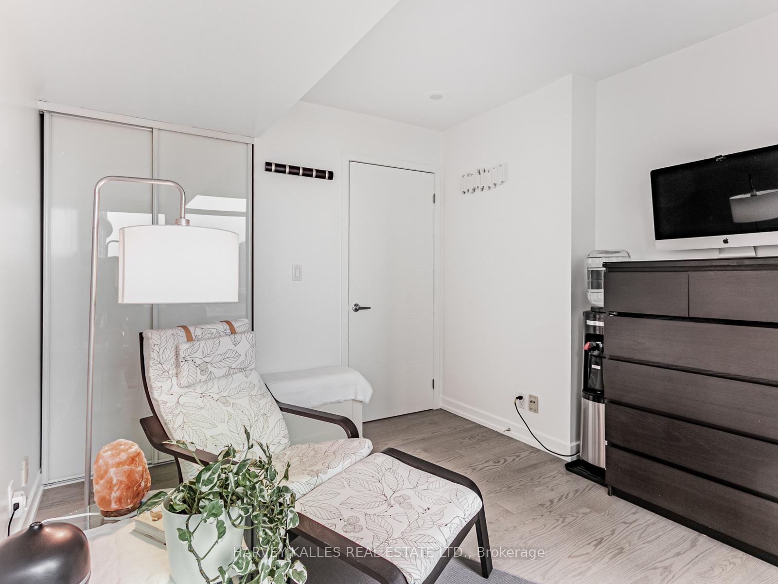 381 Front Street W 1810