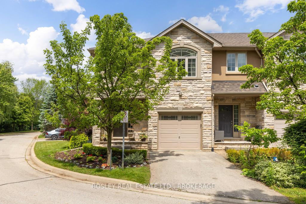 3 Bedrooms Condo at 2282 Orchard, Burlington For sale