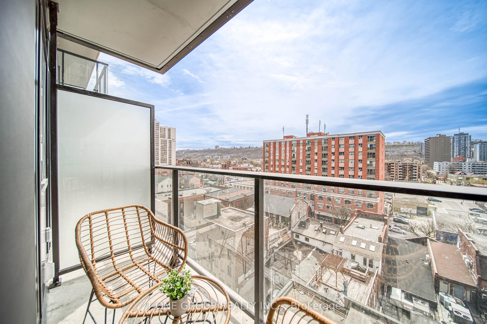2 Bedrooms Condo at 1 Jarvis, Hamilton For sale