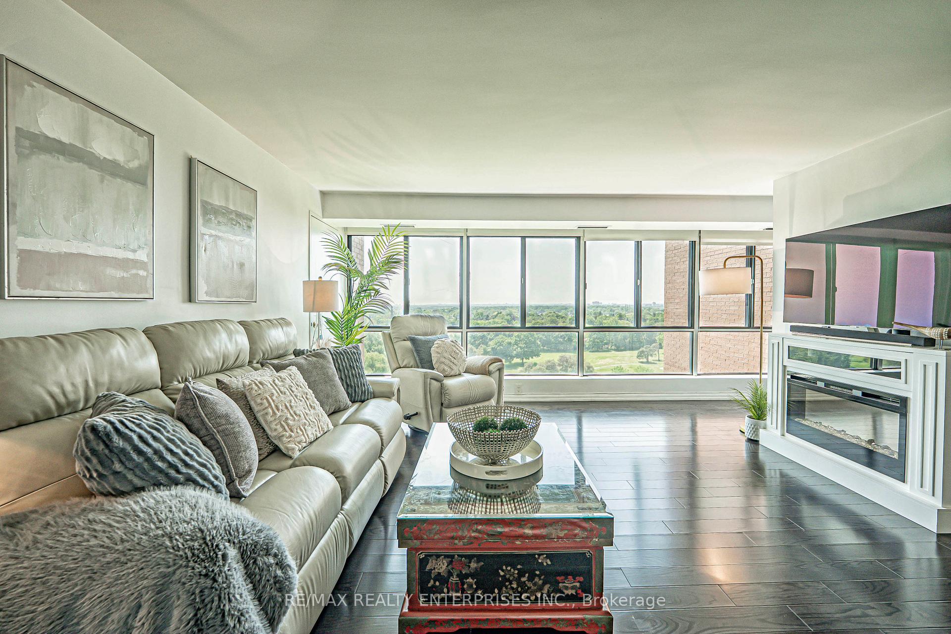 3 Bedrooms Condo at 1400 Dixie, Mississauga For sale