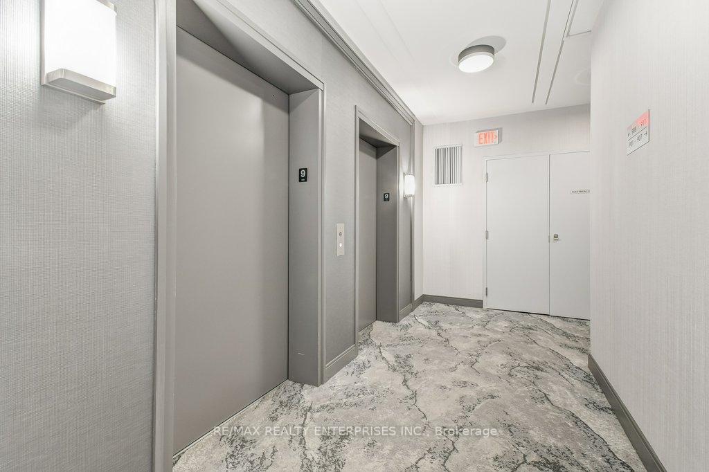 2 Bedrooms Condo at 80 Absolute, Mississauga For sale