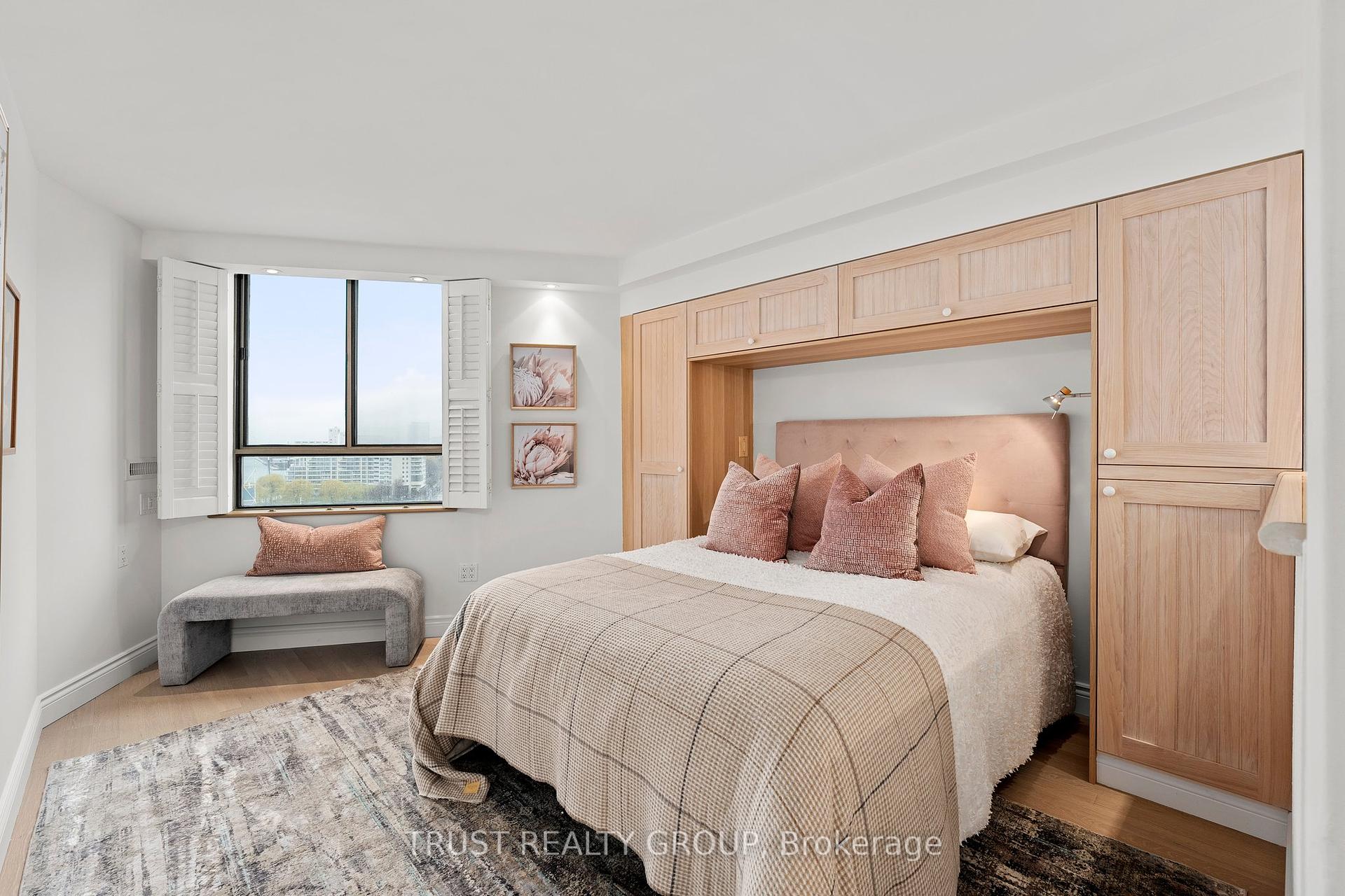 2 Bedrooms Condo at 270 Queens, Toronto For sale