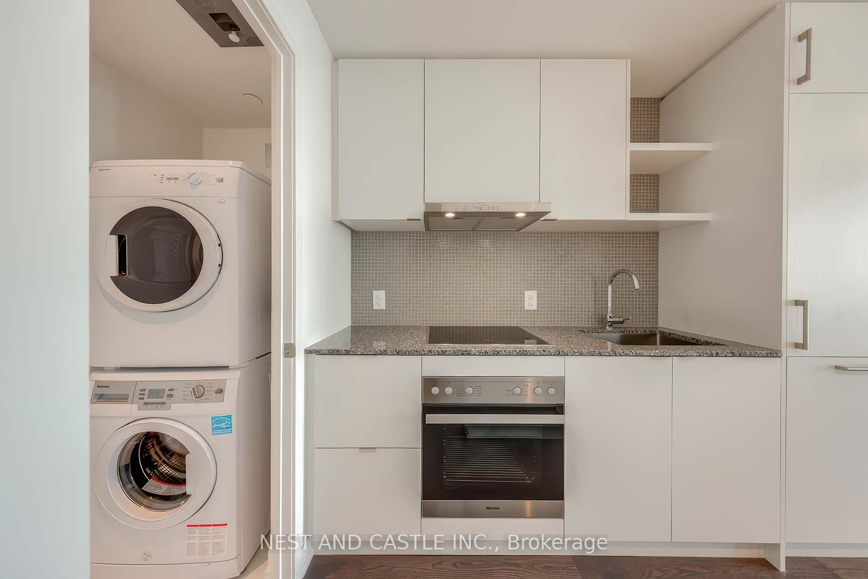 2 Bedrooms Condo at 100 Harbour, Toronto For sale