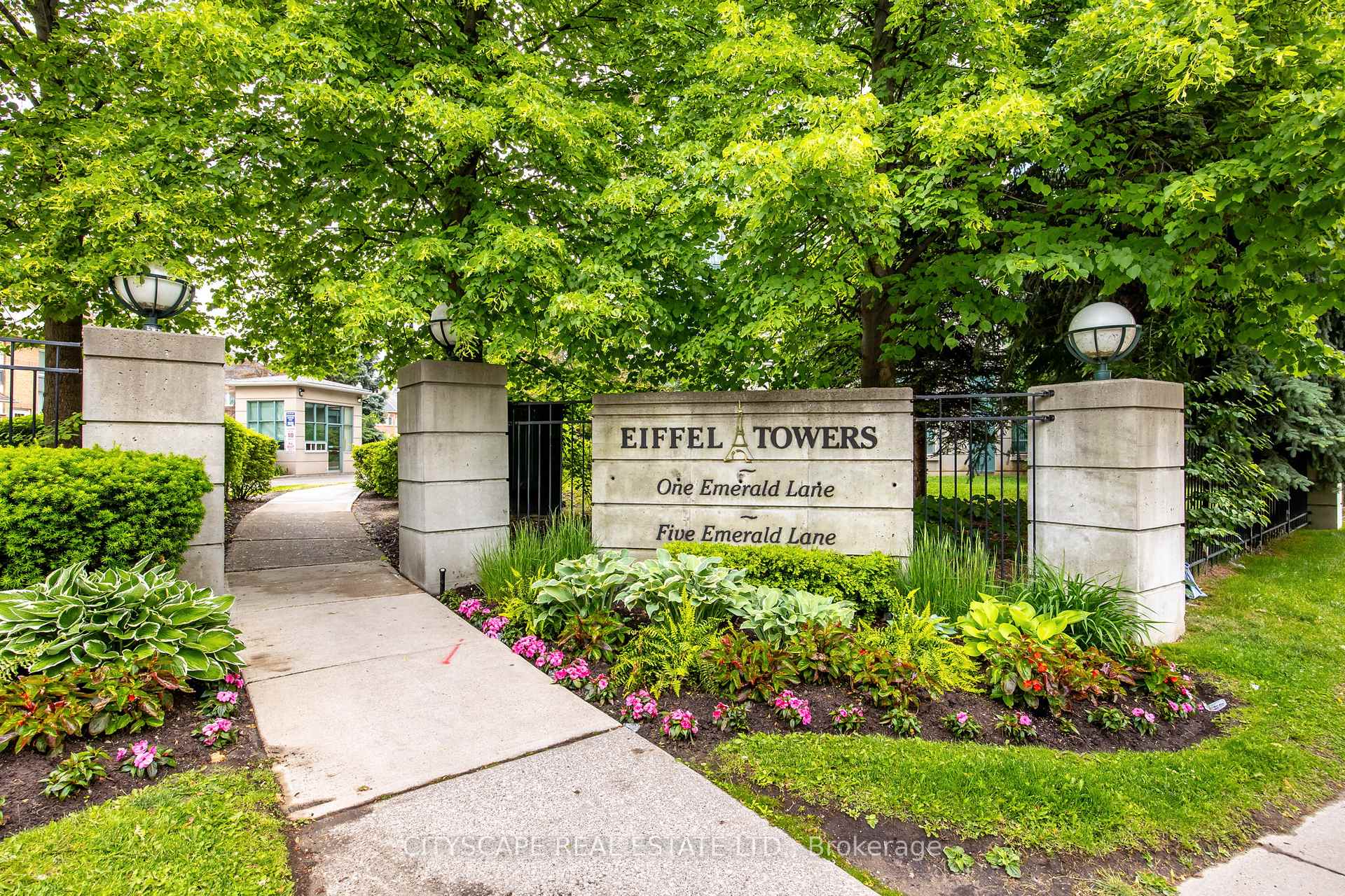 2 Bedrooms Condo at 5 Emerald, Vaughan For sale