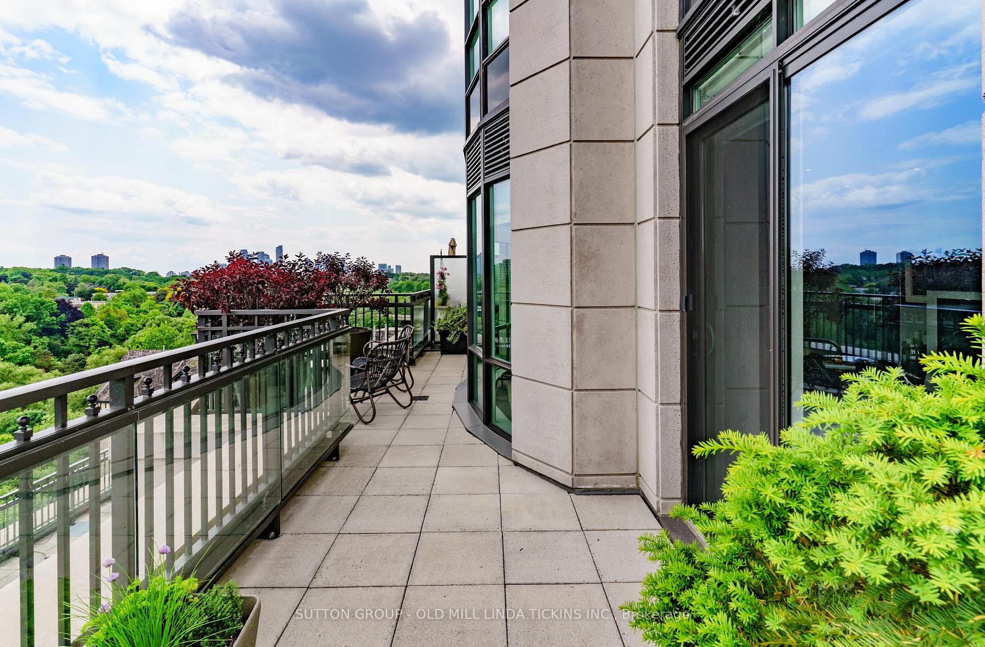 2 Bedrooms Condo at 30 Old Mill, Toronto For sale