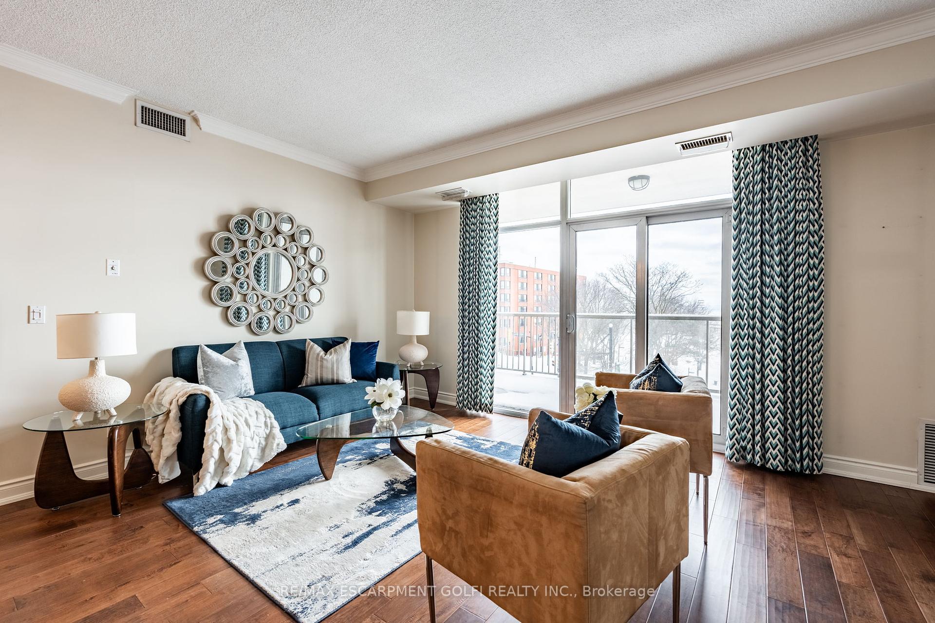 2 Bedrooms Condo at 1477 Lakeshore, Burlington For sale
