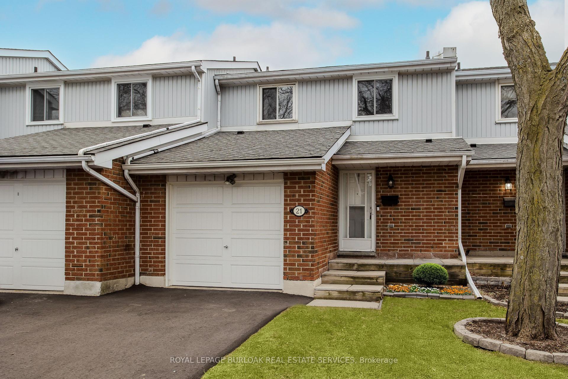 4 Bedrooms Condo at 25 Redbury,  Hamilton For sale