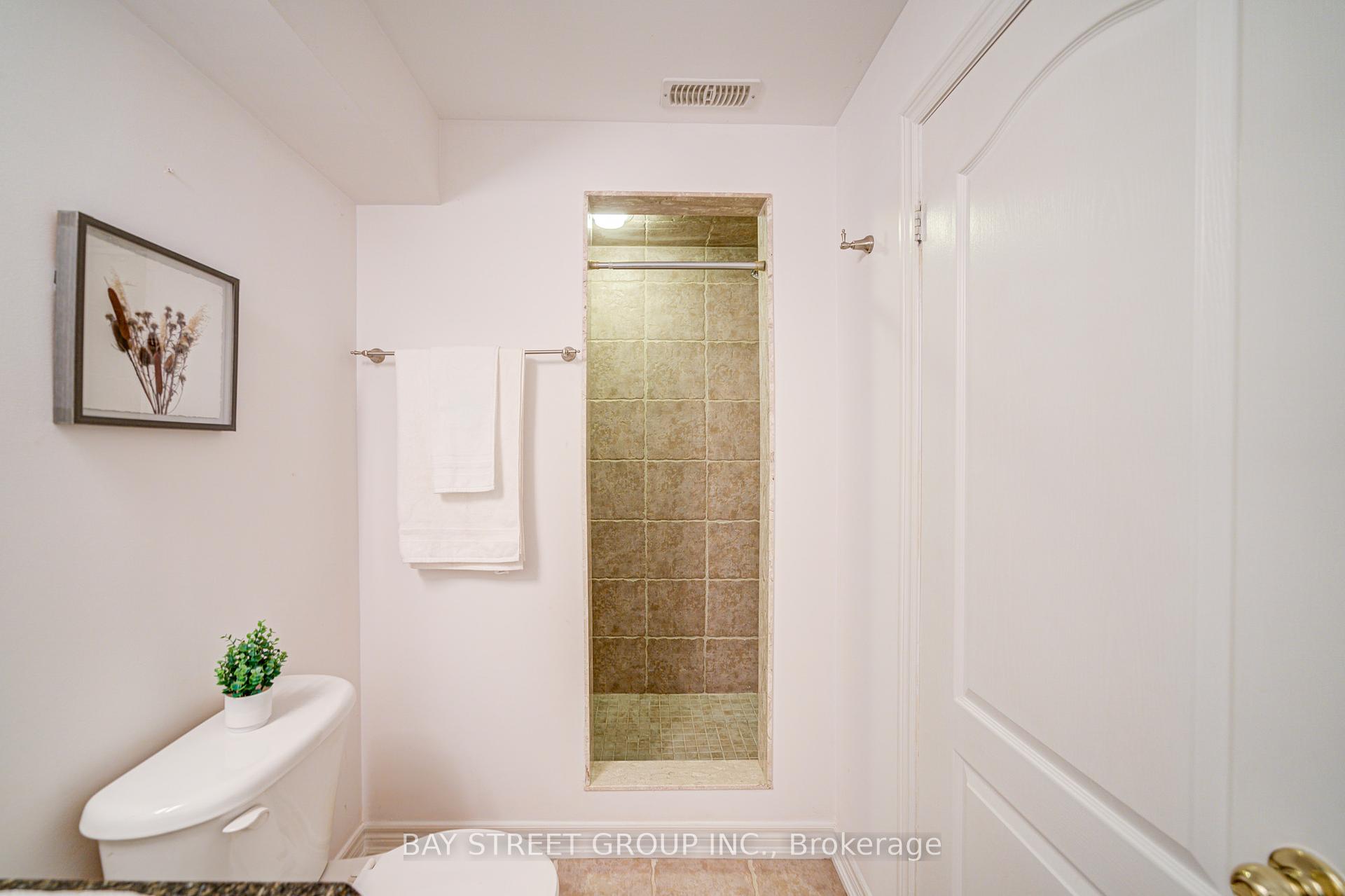 2 Bedrooms Condo at 1085 Harrogate, Hamilton For sale