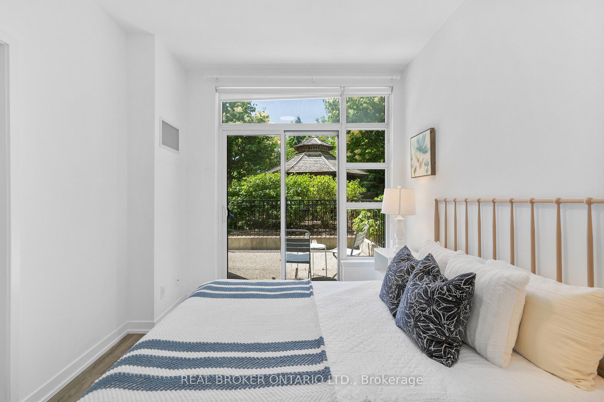 2 Bedrooms Condo at 840 Queen’s Plate, Toronto For sale