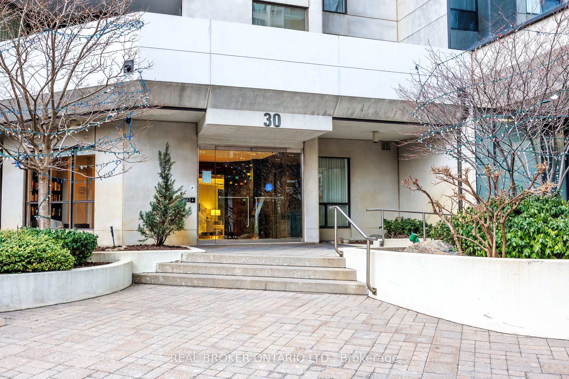 2 Bedrooms Condo at 30 Holly, Toronto For sale