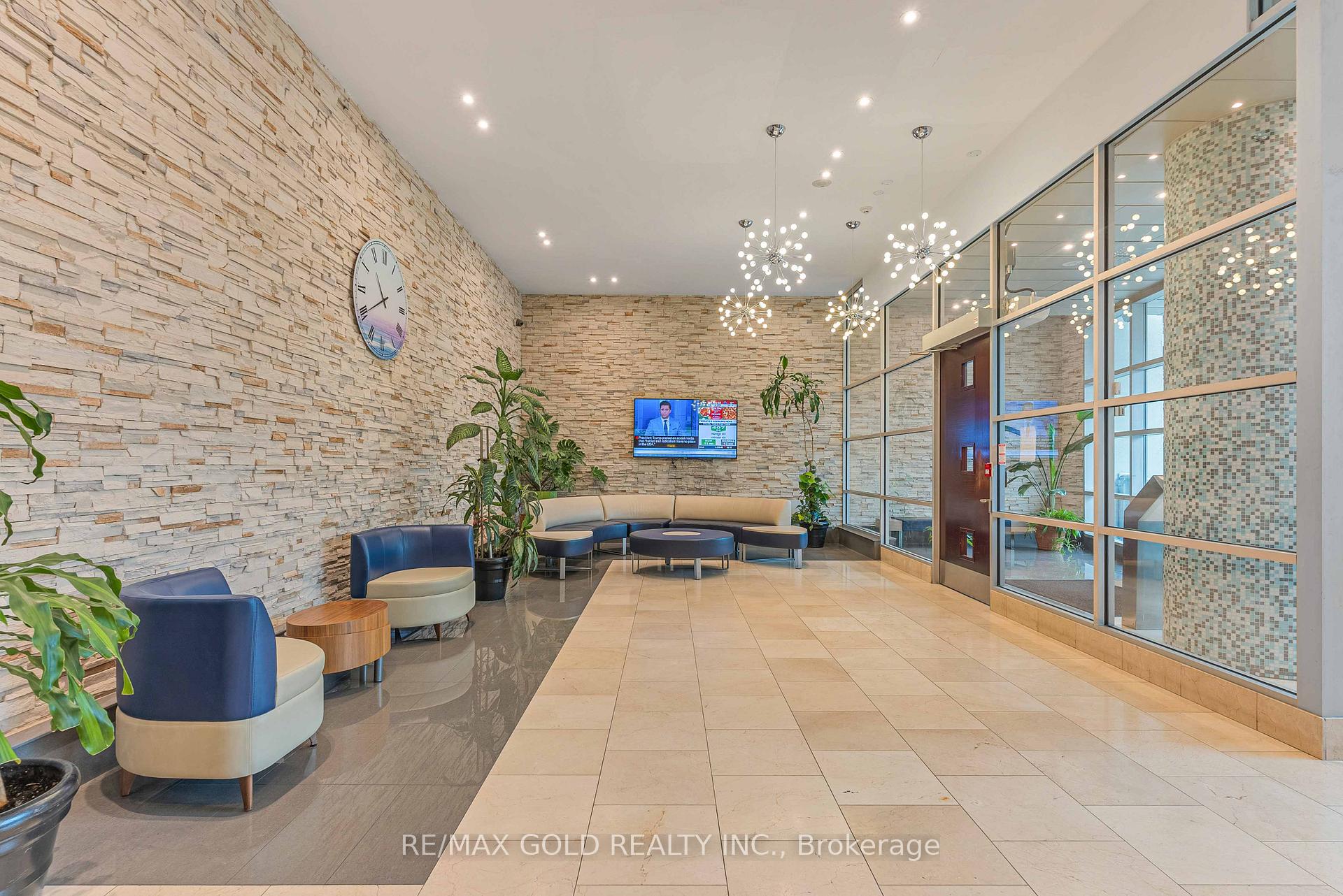 3 Bedrooms Condo at 3939 Duke Of York, Mississauga For sale