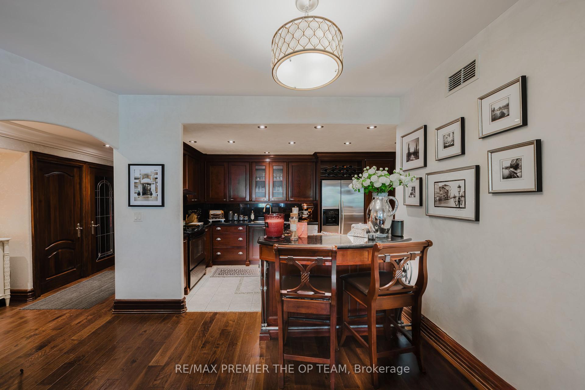 2 Bedrooms Condo at 121 Woodbridge, Vaughan For sale