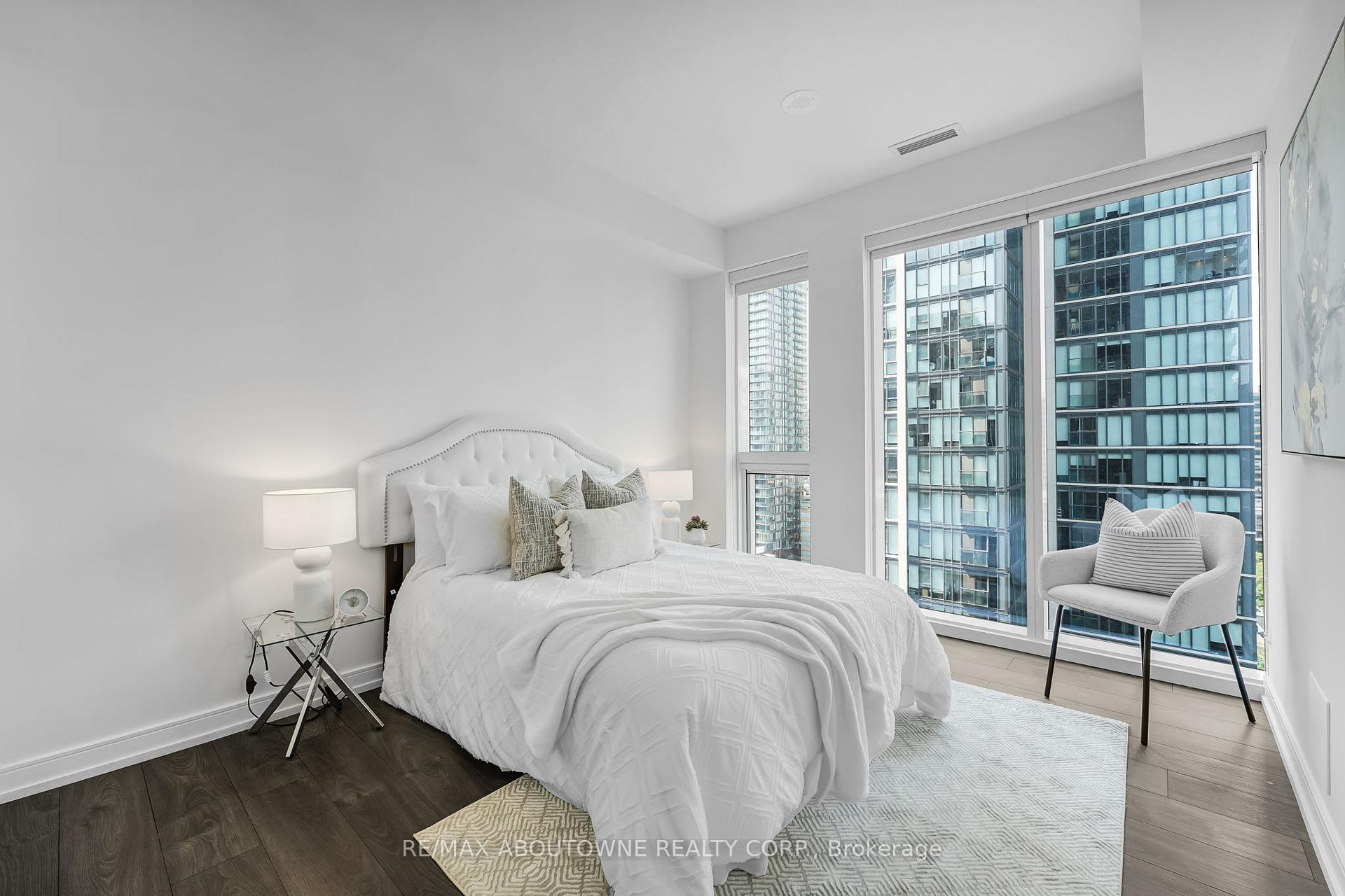 2 Bedrooms Condo at 3 Gloucester, Toronto For sale