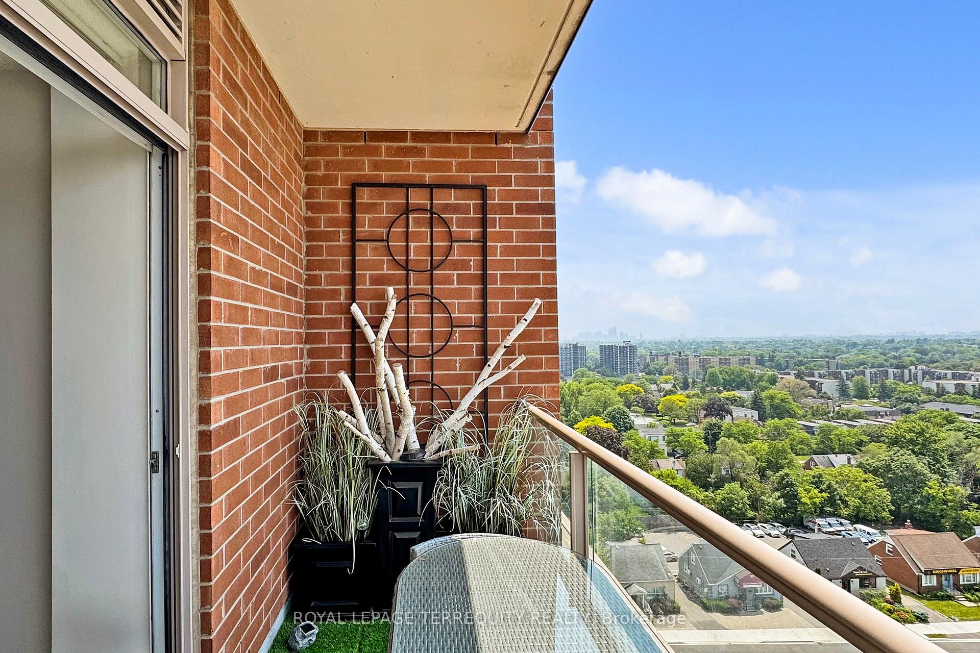 3 Bedrooms Condo at 2 Clairtrell, Toronto For sale