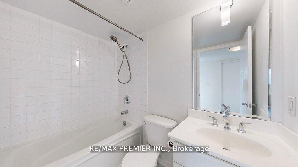 2 Bedrooms Condo at 36 Lee Centre, Toronto For sale
