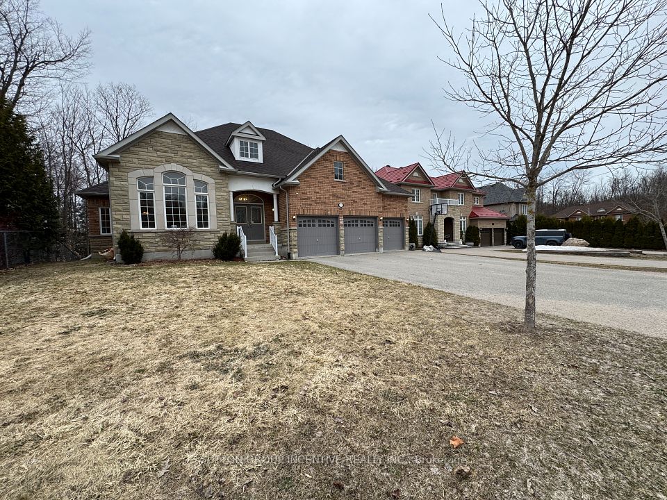 2 Camelot Square, Barrie, ON L4M 0C2