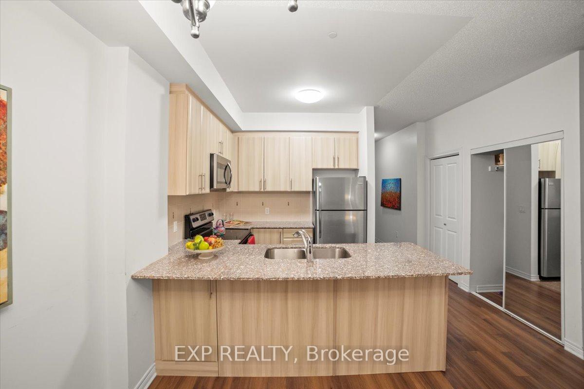 3 Bedrooms Condo at 216 Oak Park, Oakville For sale