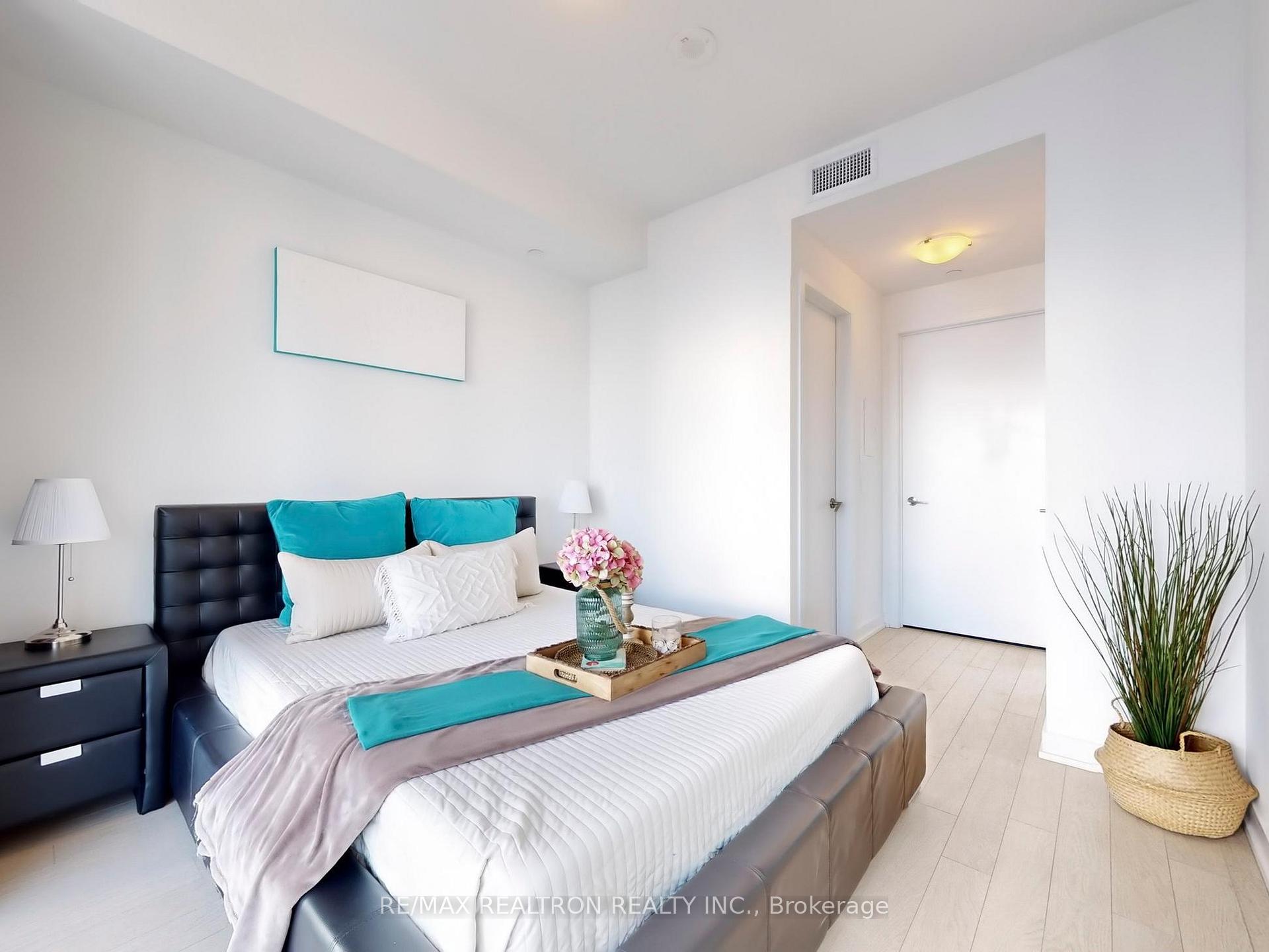 3 Bedrooms Condo at 10 Park Lawn, Toronto For sale