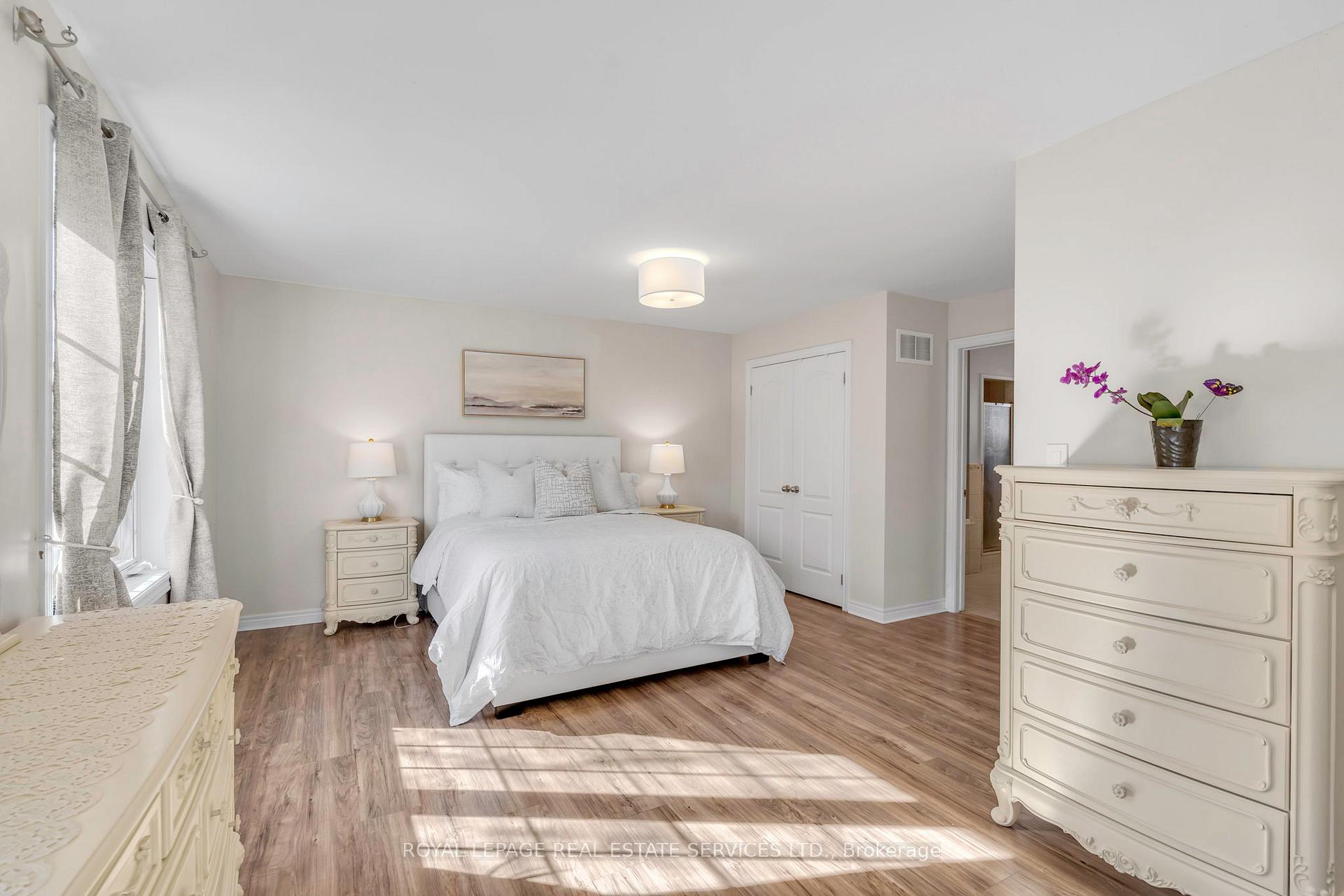 3 Bedrooms Condo at 3040 Fifth, Mississauga For sale