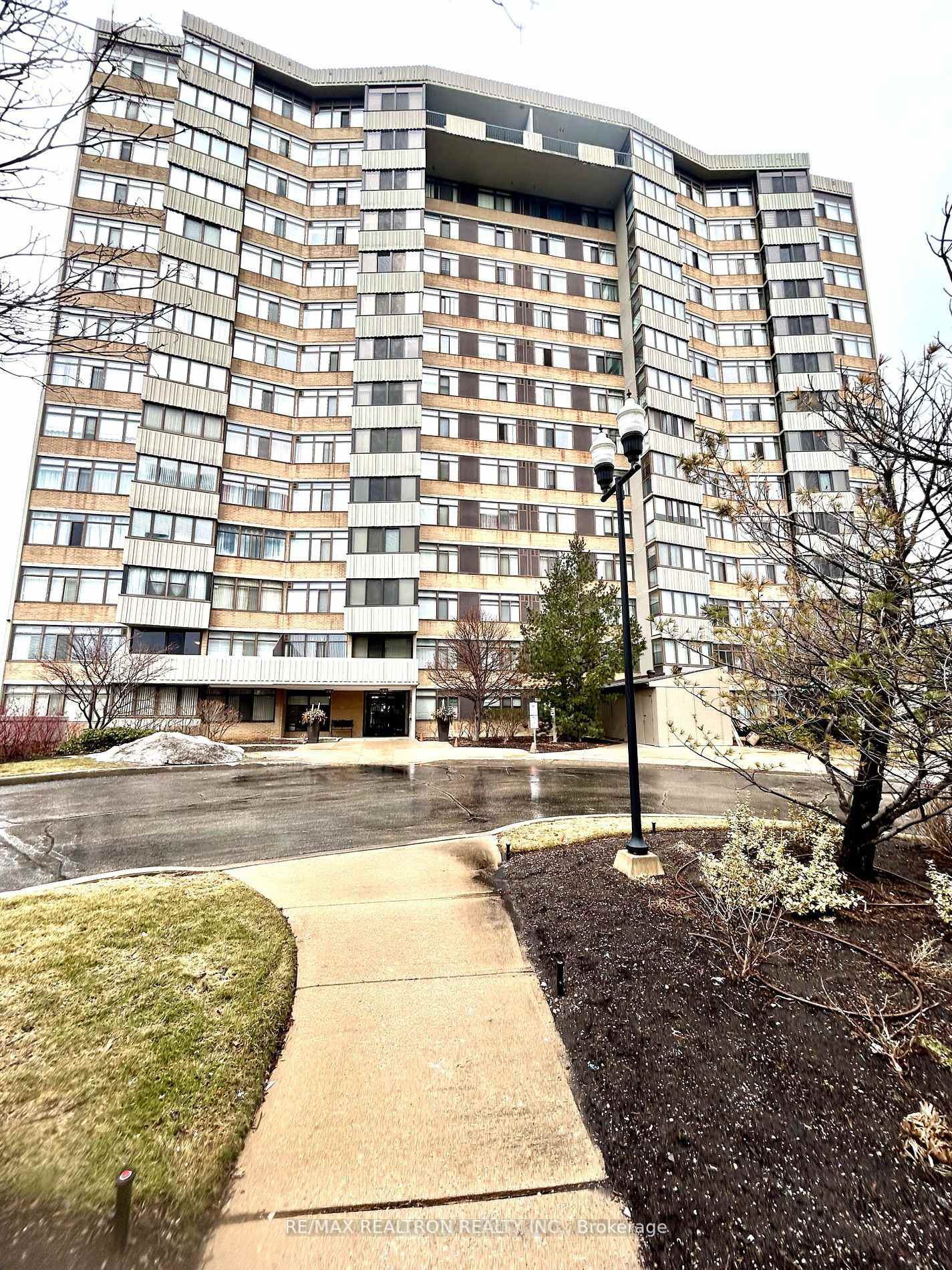 3 Bedrooms Condo at 1201 Steeles, Toronto For sale