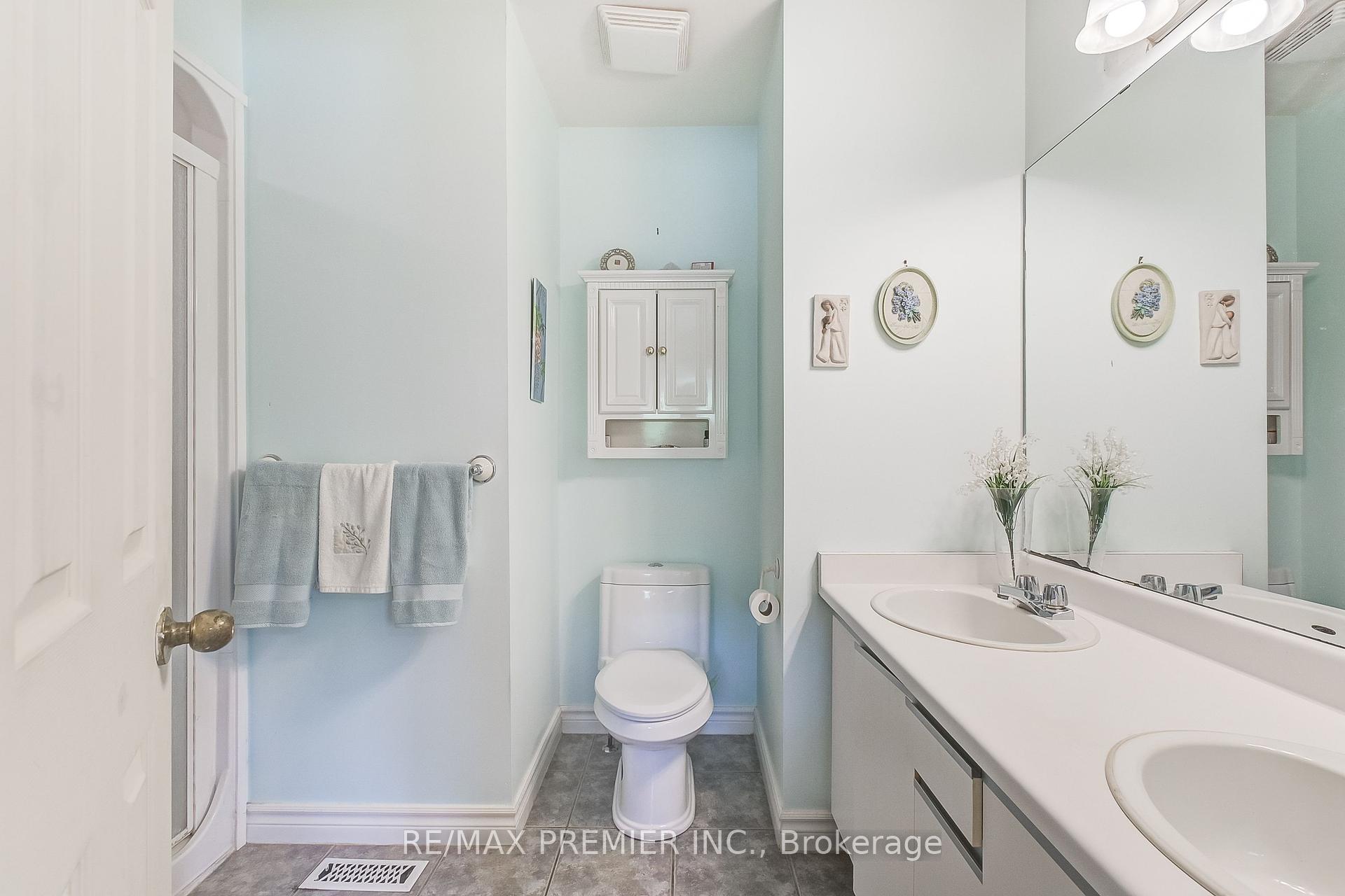 4 Bedrooms Condo at 3600 Colonial, Mississauga For sale