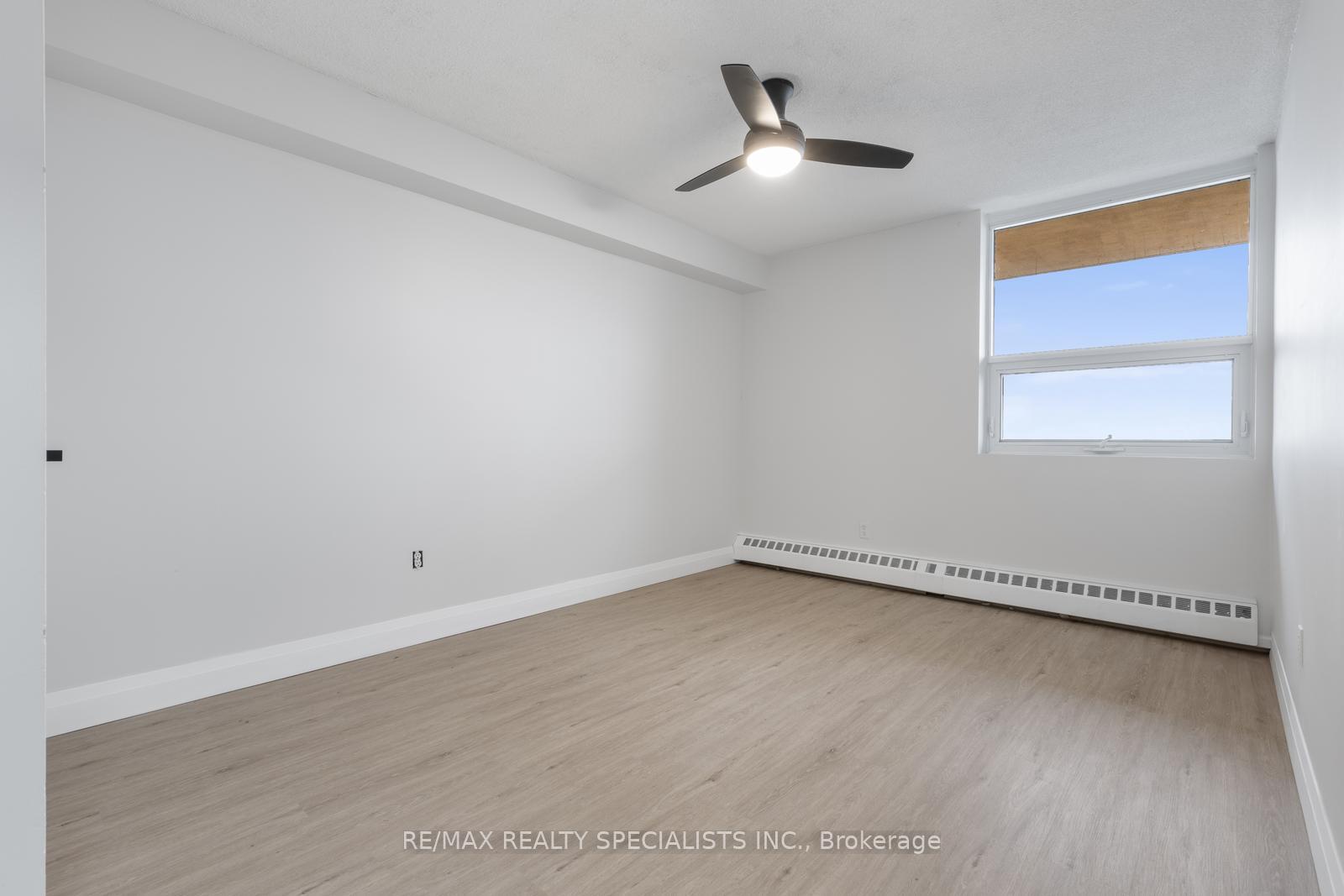 2 Bedrooms Condo at 2929 Aquitaine, Mississauga For sale