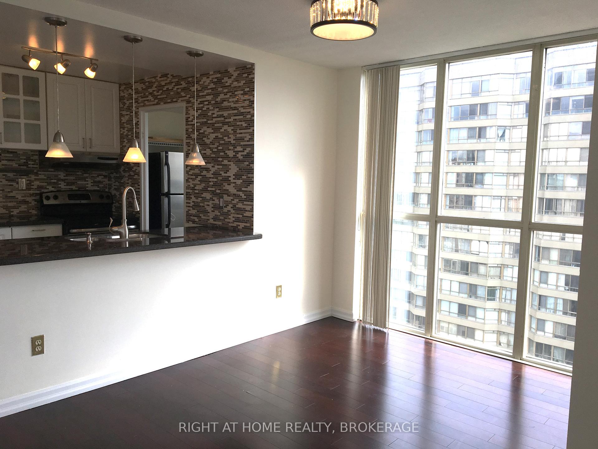 2 Bedrooms Condo at 285 Enfield, Mississauga For sale
