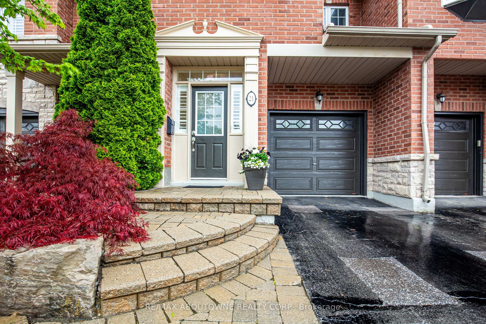 4 Bedrooms Condo at 300 Ravineview, Oakville For sale