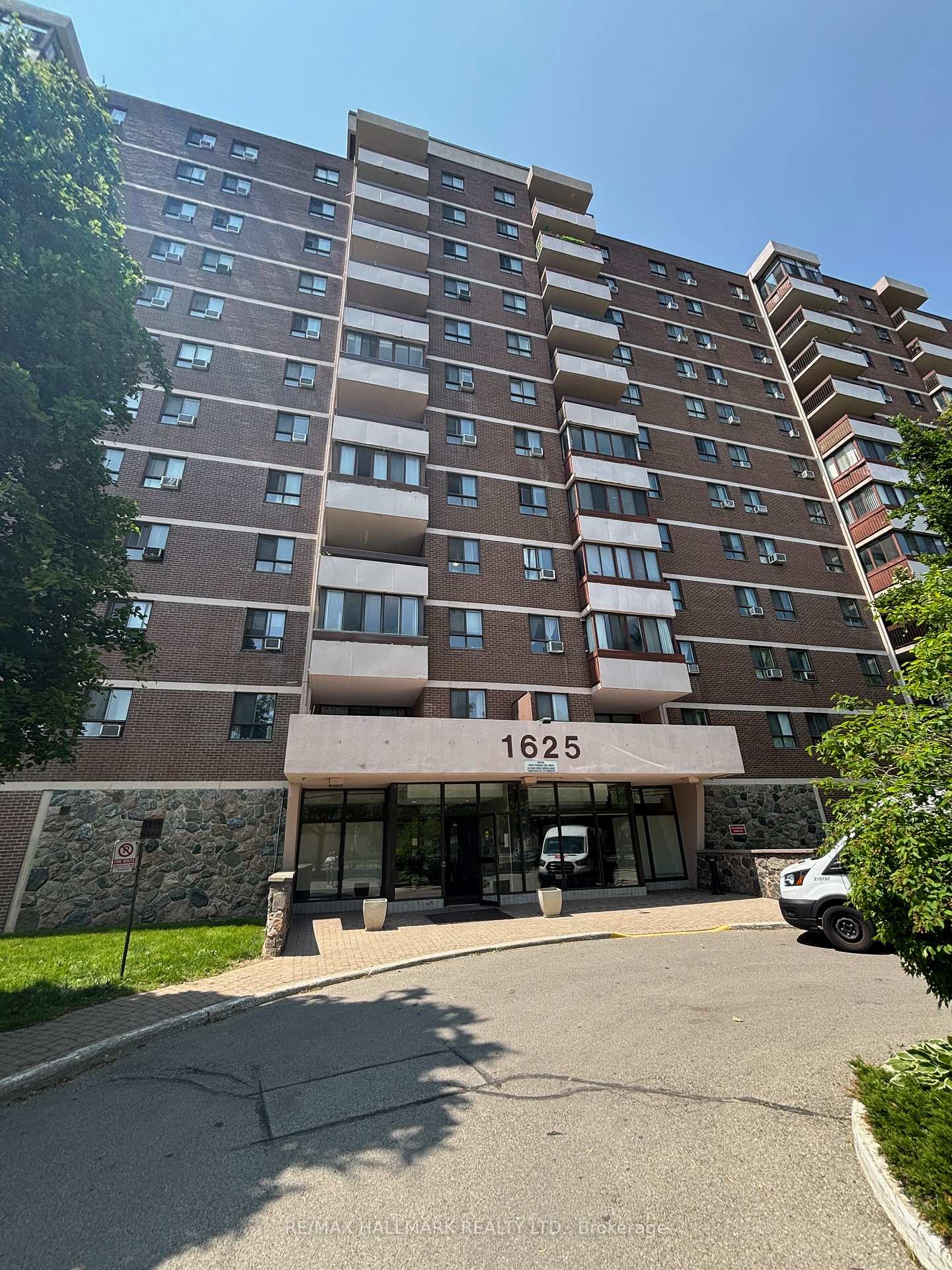 3 Bedrooms Condo at 1625 Bloor, Mississauga For sale