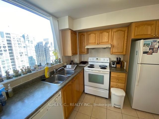 2 Bedrooms Condo at 23 Hollywood,  Toronto For sale