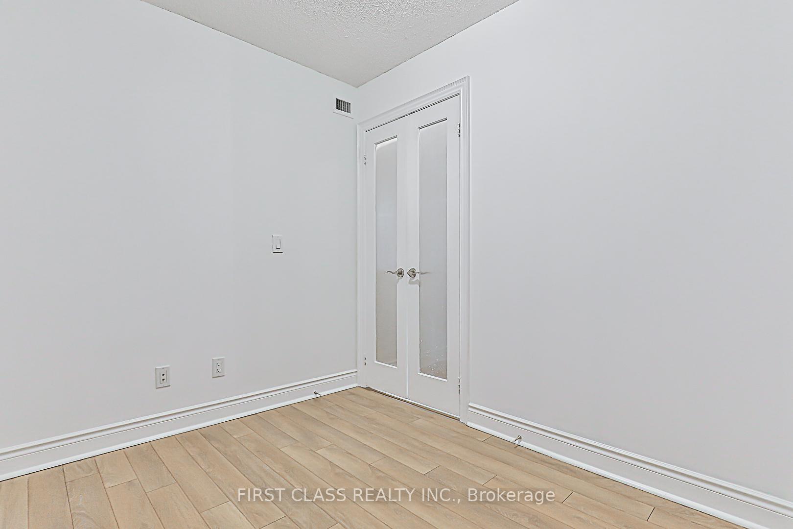 2 Bedrooms Condo at 15 Greenview,  Toronto For sale