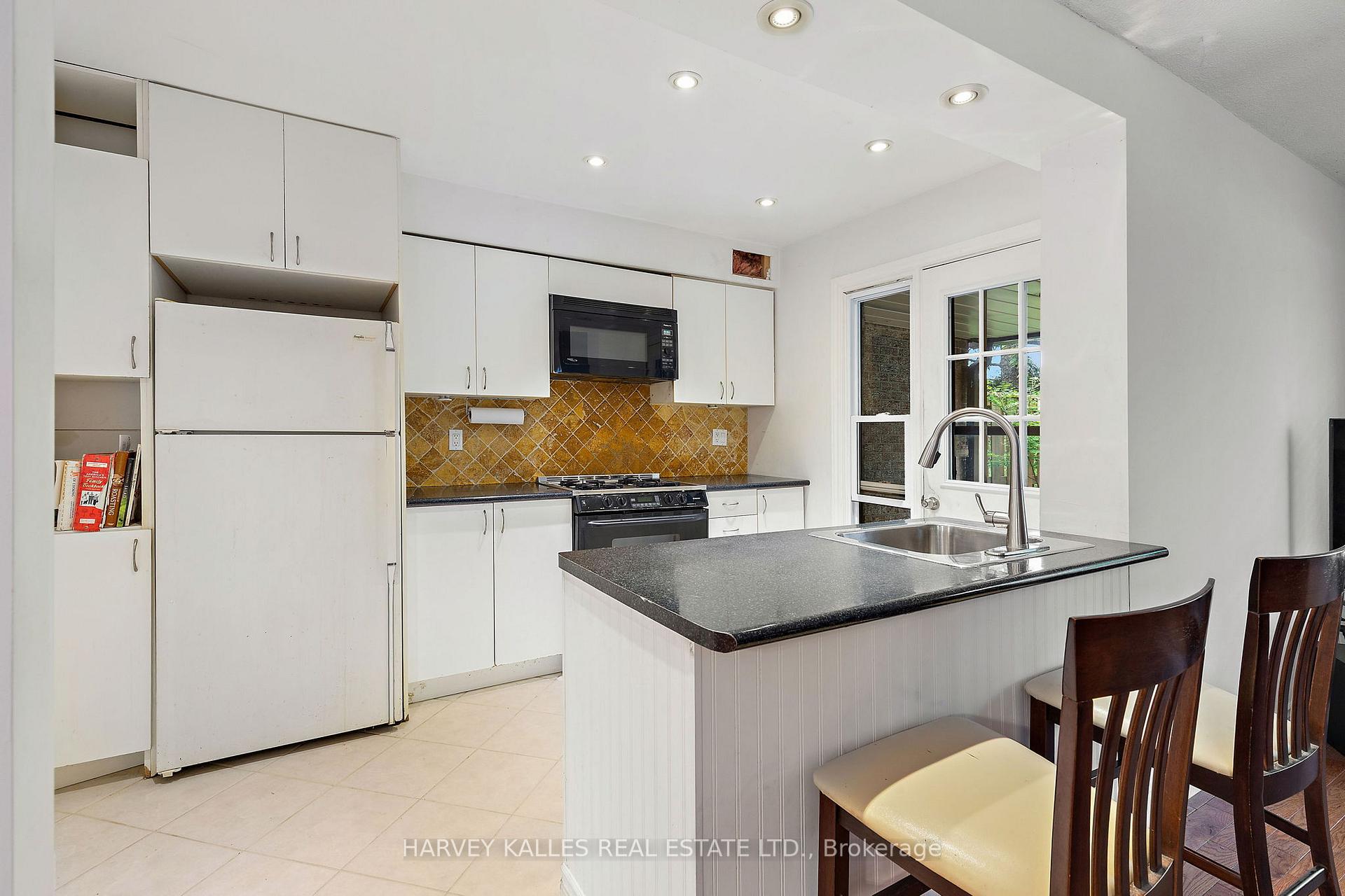 3 Bedrooms Condo at 2020 South Millway, Mississauga For sale