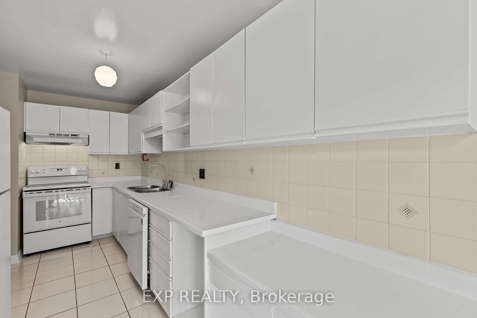 3 Bedrooms Condo at 2205 South Millway, Mississauga For sale