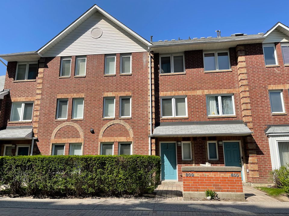 900 Steeles