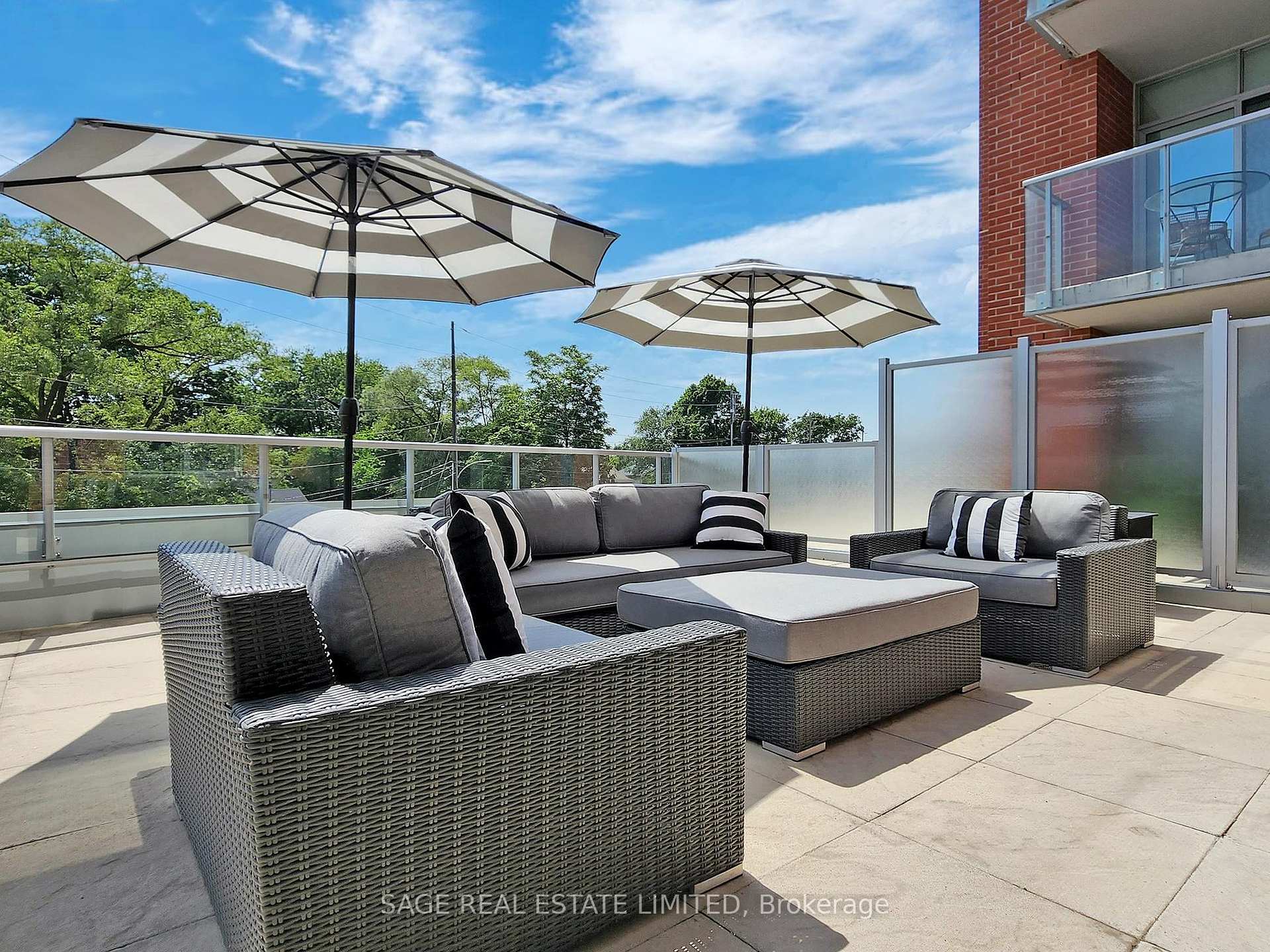 2 Bedrooms Condo at 551 Maple, Burlington For sale