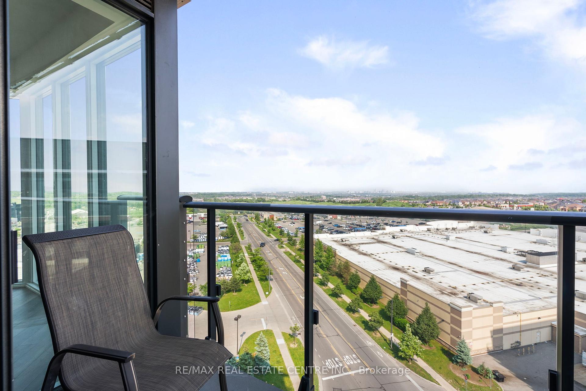 3 Bedrooms Condo at 100 Eagle Rock, Vaughan For sale
